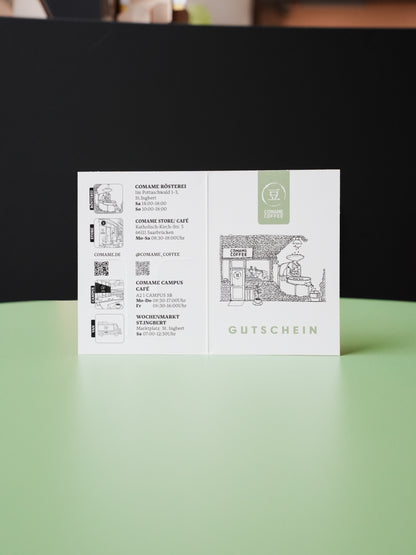Ein Bild der Rückseite der Gutscheinkarte von COMAME im Umschlag